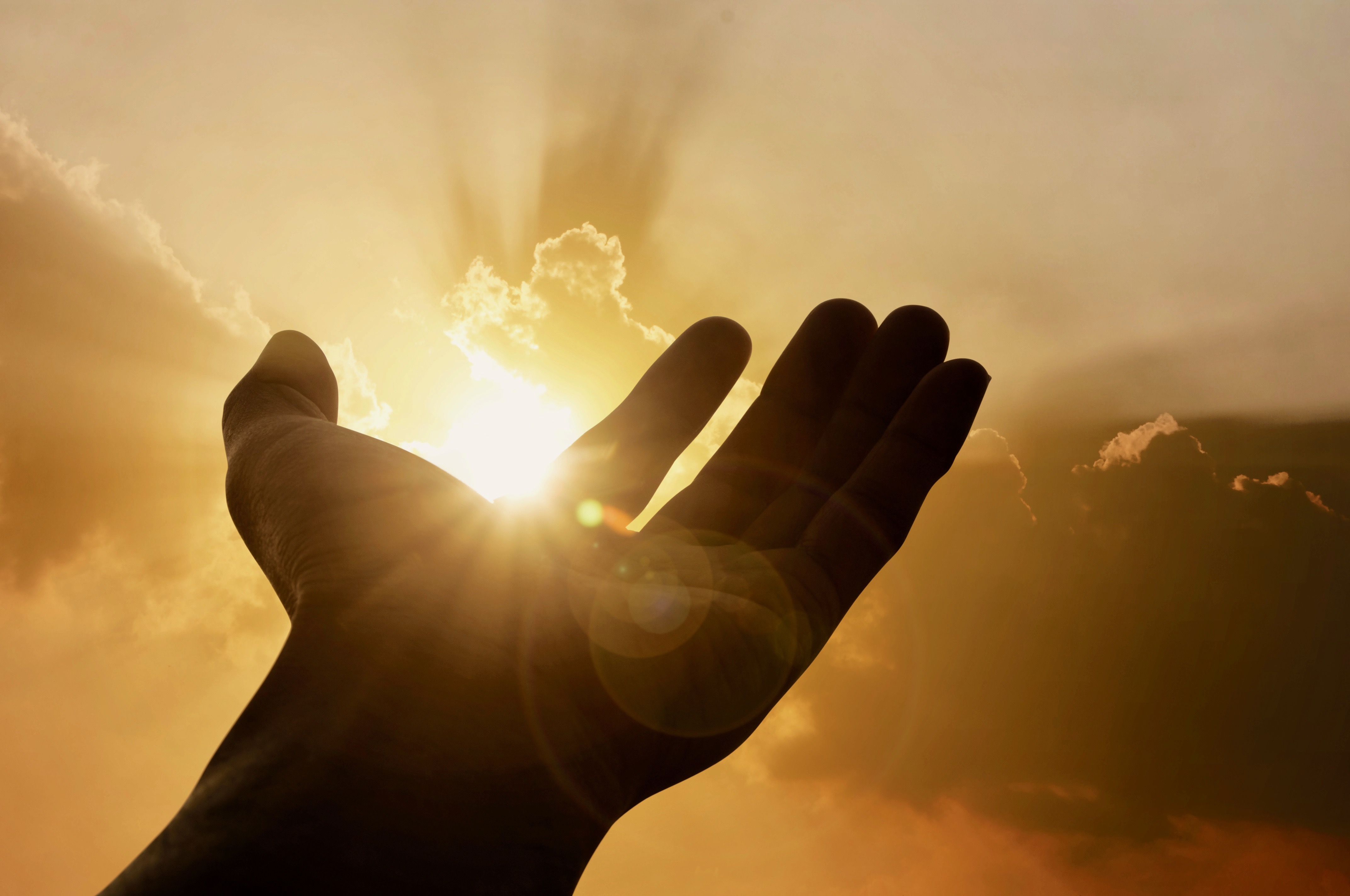 Hand on sunset background Selbstmitgefühl Christine Longaker