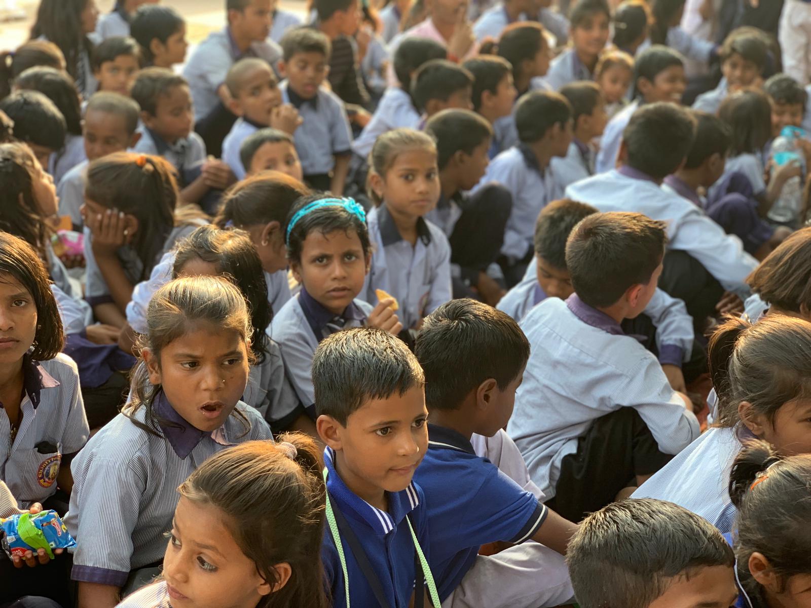 Schüler*innen eines Schulprojektes in Gaya.. Rigpa Gebetsfest, März 2019, Bodhgaya (Indien)