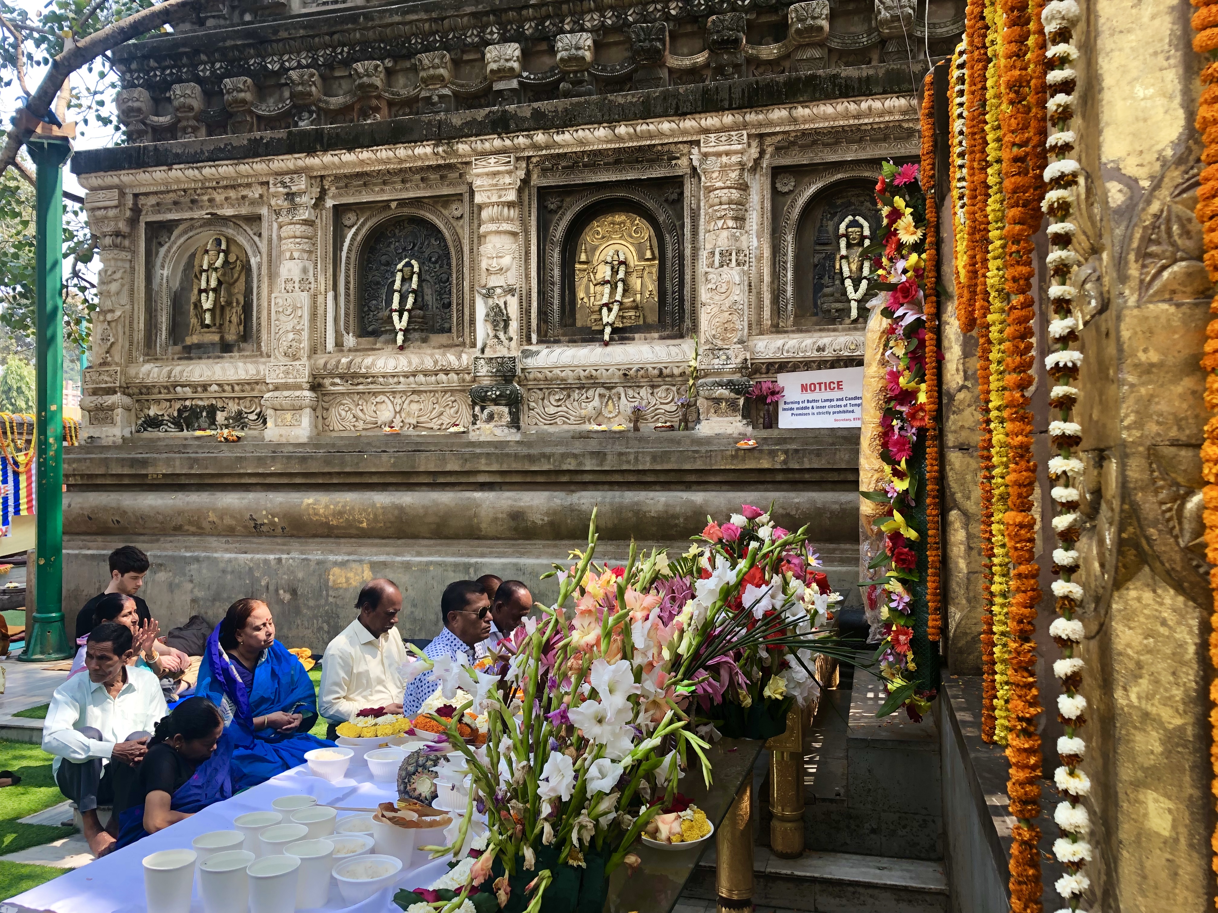 Manjushri als Teil des Frieses des Mahabodhi-Tempel. Hierunter hat Jamyang Khyentse Chökyi Lodro gelehrt. Rigpa Gebetsfest, März 2019, Bodhgaya (Indien)