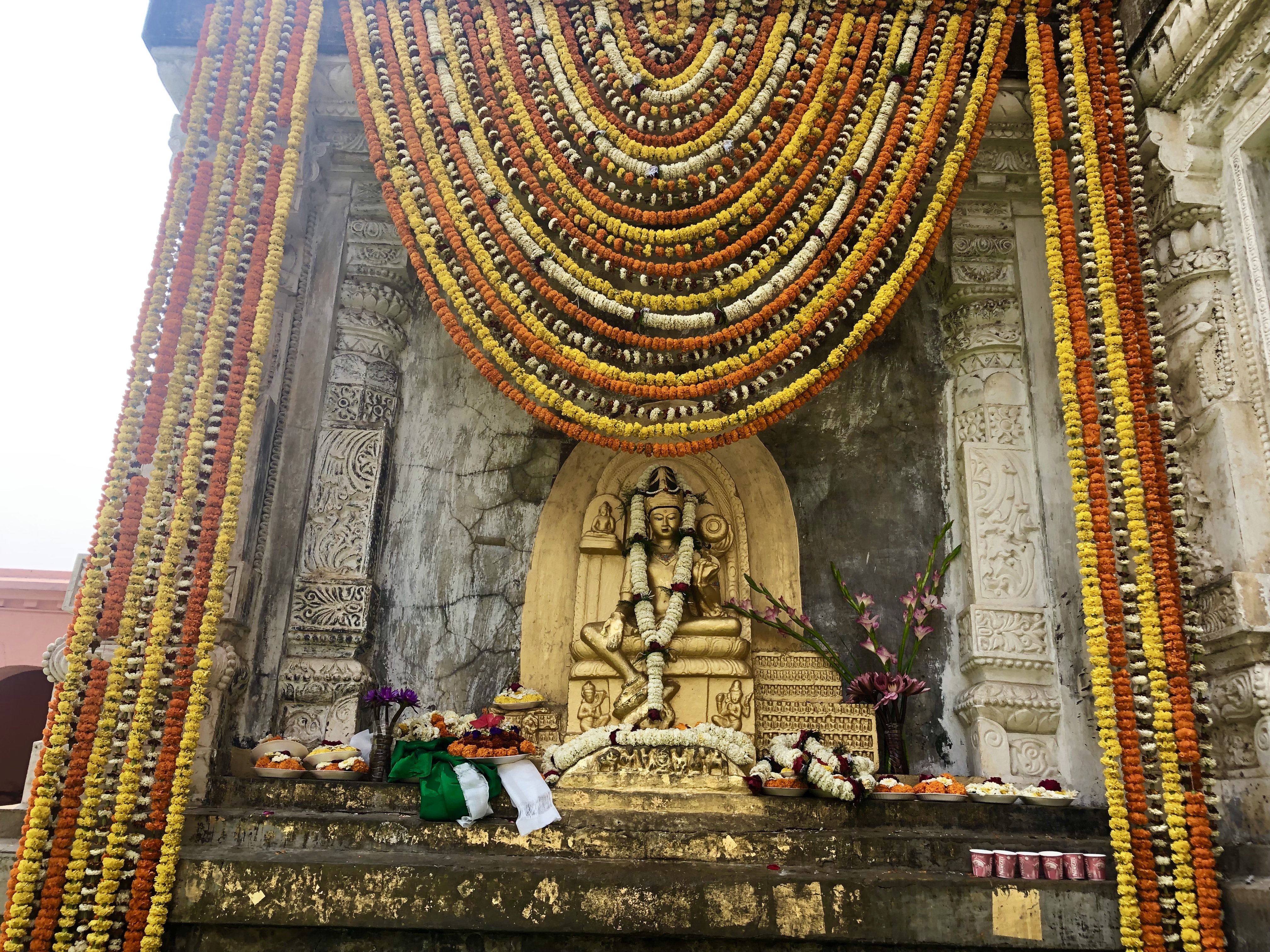 Blumendarbringungen. Rigpa Gebetsfest, März 2019, Bodhgaya (Indien)