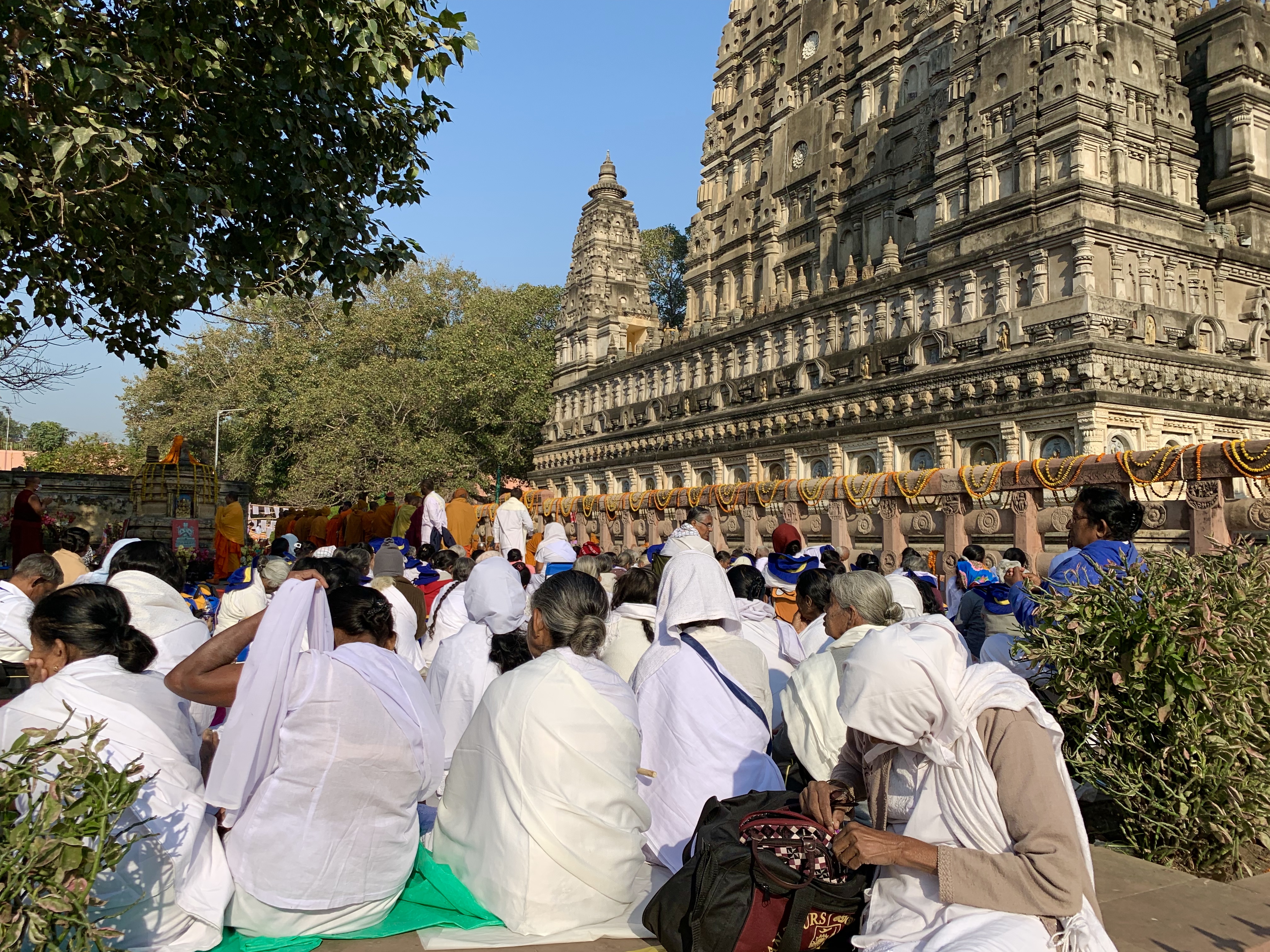 Praktizierende am Mahabodhi-Tempel. Rigpa Gebetsfest, März 2019, Bodhgaya (Indien)